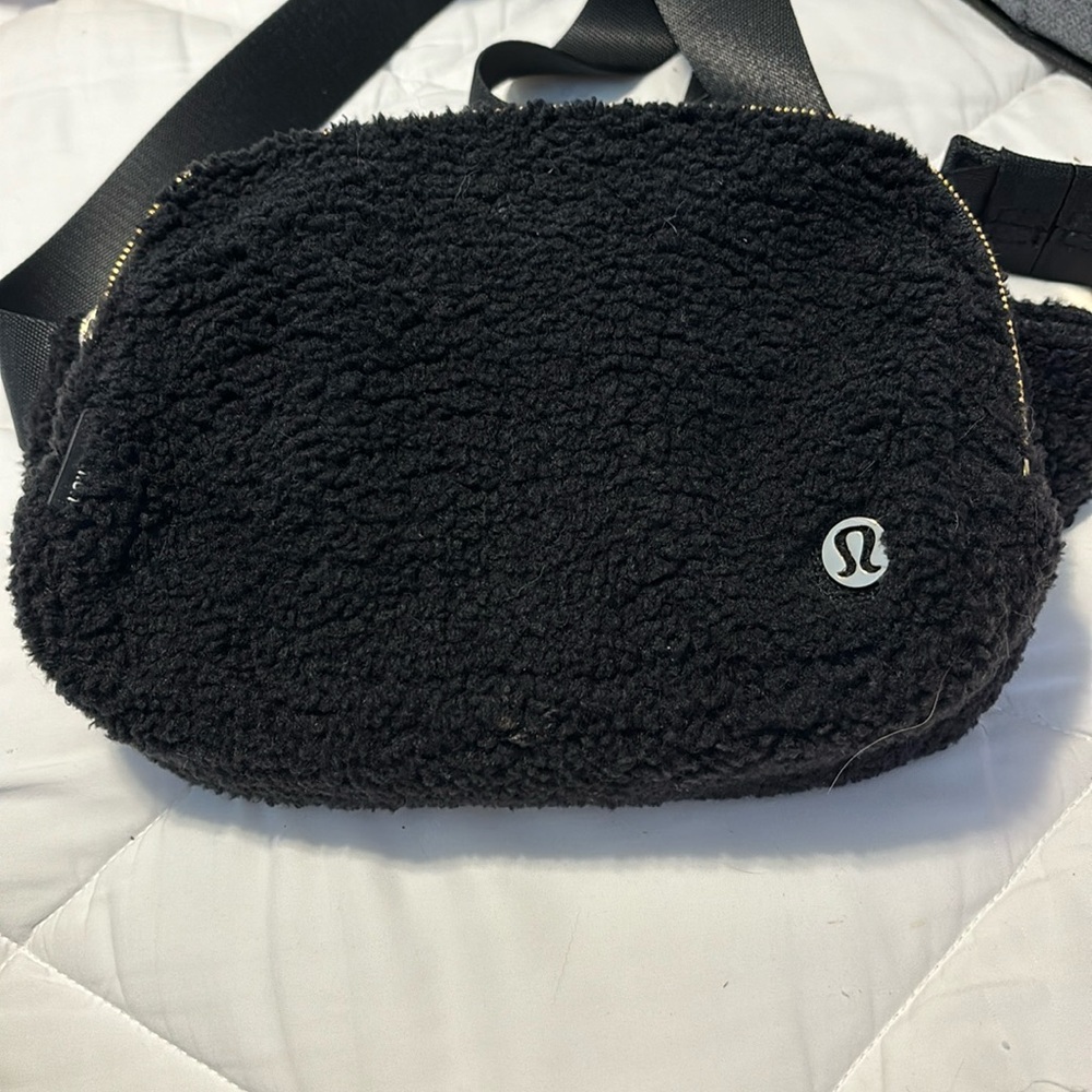 NWoT Lululemon Everywhere FLEECE Belt Bag Waist Fanny pack Black w/ gold
